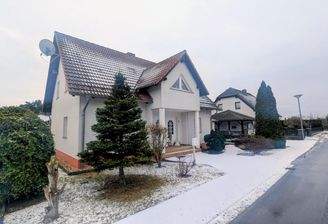 Wohnhausansicht im Winter