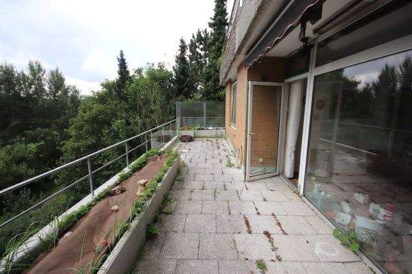 Blick von rechts auf die Terrasse