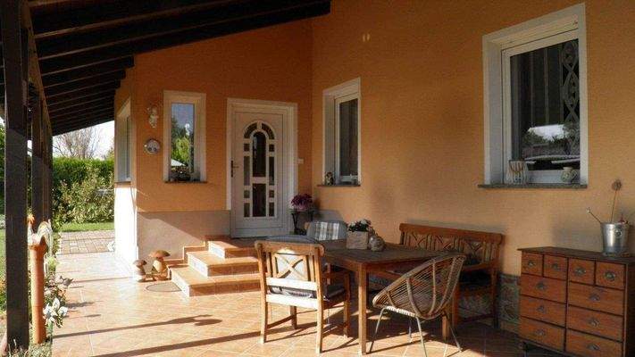 Überdachte Terrasse vor Hauseingang, möbeliert