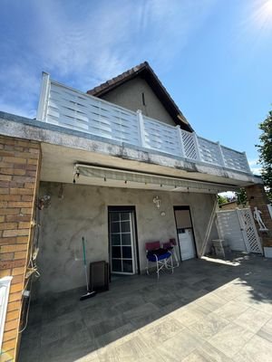 Seitenansicht Haus Balkon/ Terrasse