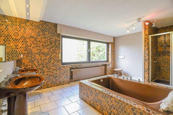 Badezimmer im OG mit Dusche und Wanne