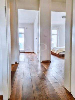 Blick vom Wohnbereich über den Flur zu den Schlafzimmern