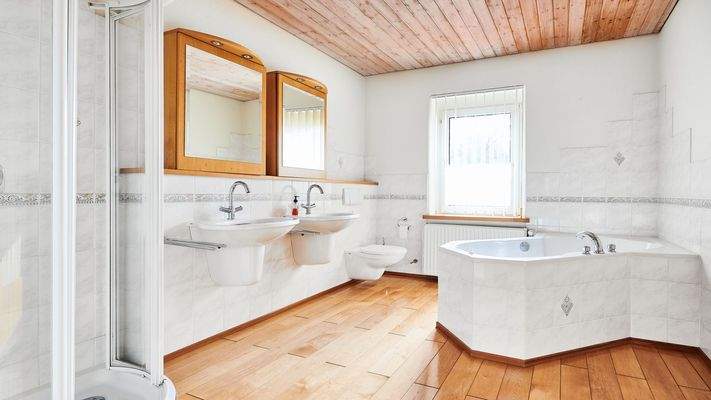 Das Badezimmer im EG