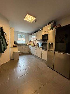 Voll ausgestattete offene Küche