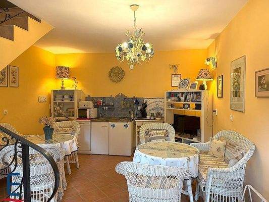 Aufenthaltsraum im EG und Treppe in das OG