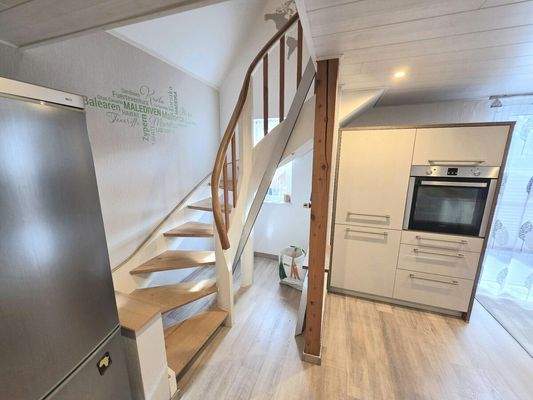 Küche mit Aufgang zum DG 