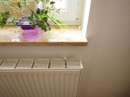  WOHNUNG: Kunststofffenster / Kalksteinfensterbank