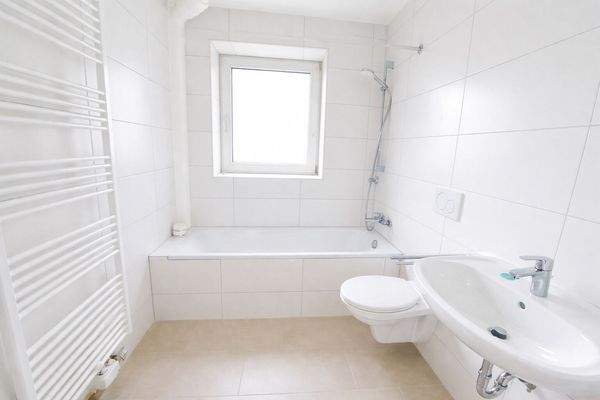 Helles modernes Badezimmer mit Badewanne