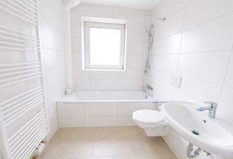 Helles modernes Badezimmer mit Badewanne