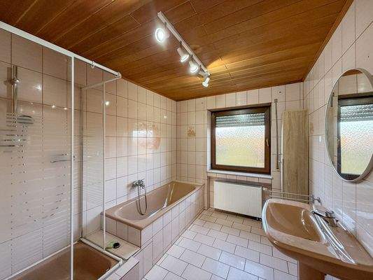 EG Bad mit Wanne und Dusche