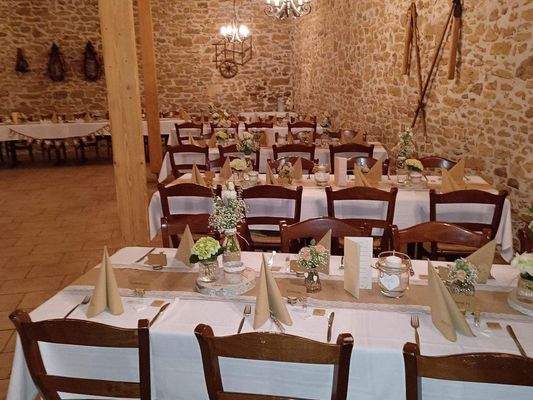 Festsaal für Hochzeit eingedeckt (2).jpg