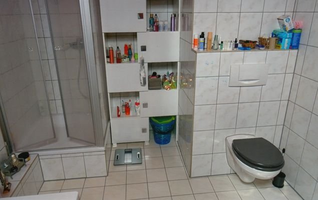 Bad mit WC, Wanne, DU