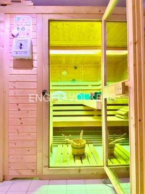 UG: Biodampf- und Trocken-Sauna mit Farblichtherapie in hochwertiger Hemlock-Ausführung