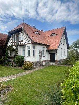 Hausansicht mit Vorgarten