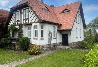 Hausansicht mit Vorgarten