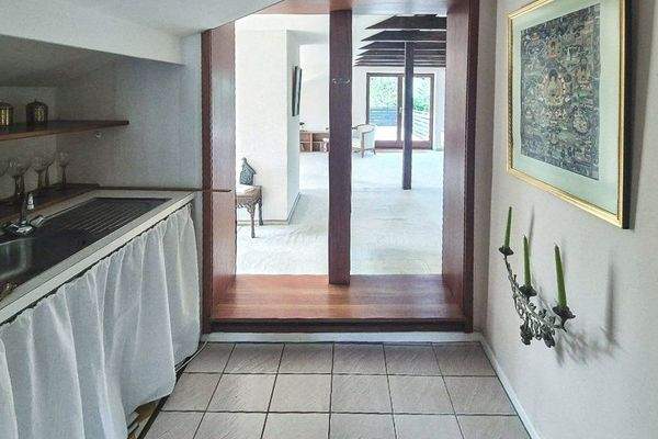 sowie eine praktische Pantry-Küche