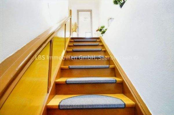 Treppe zum Dachgeschoss