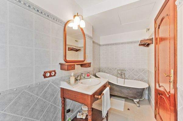 2nd master bathroom in villa in Palmanova