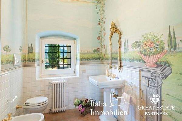 Schöne helle Villa in herrlicher Lage mit Türmchen, Pool, Weinberg und Olivenhain