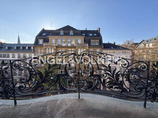 Balkon mit Kunstspielereien