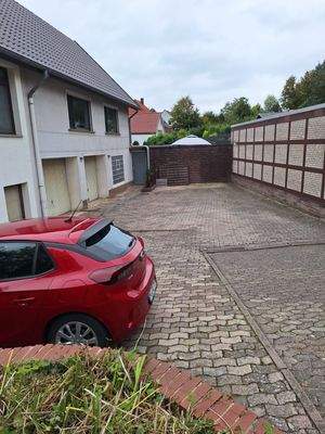 Innenhof mit Parkplätzen