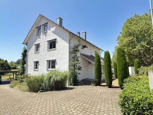 Wohnhauses mit großem Stellplatz