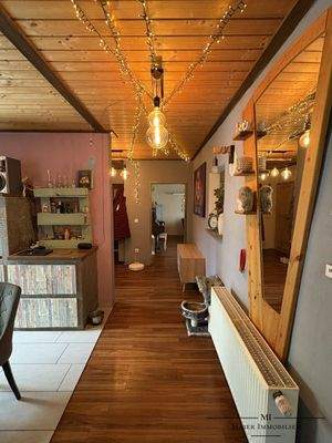 Stilvoller Wohnflur mit warmem Holzambiente