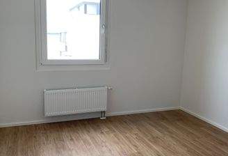 Helles Zimmer mit Fenster