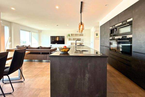 Hochwertige Kücheninsel mit Naturstein-Arbeitsplatte