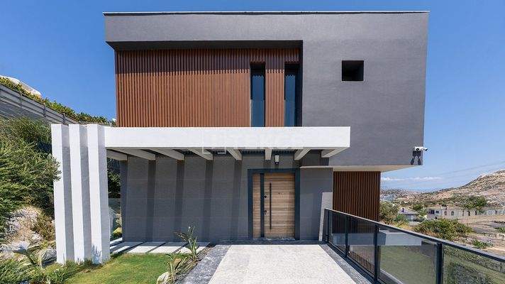 Villa with Pool Close to the Sea in İzmir Çeşme