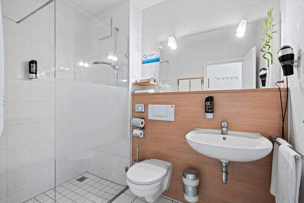 Bad mit Dusche (Zimmer 1)