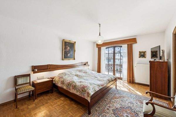 Komfortables Schlafzimmer mit Südbalkon und integriertem Bad en Suite