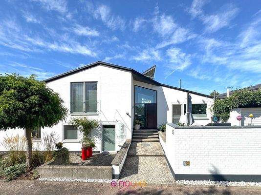 Südfassade mit Eingangsbereich