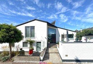 Südfassade mit Eingangsbereich