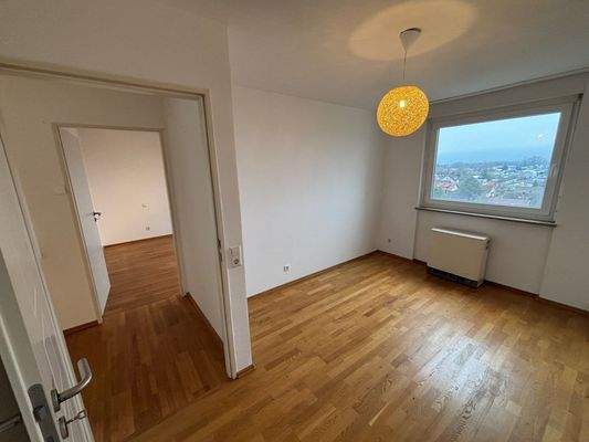 Kinderzimmer mit Blick ins Schlafzimmer