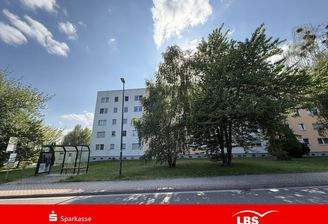 Vorderansicht mit Bushaltestelle