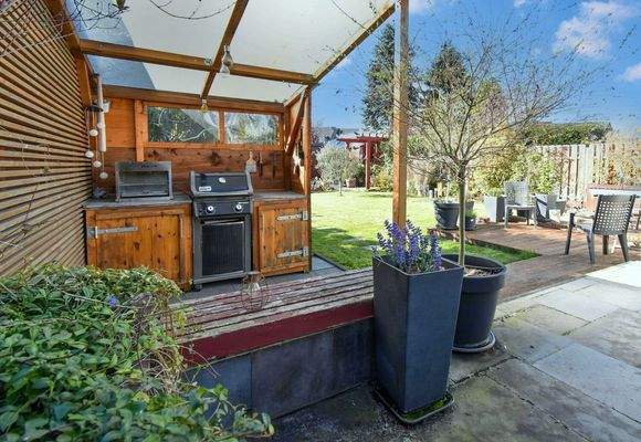 Überdachter Grillbereich