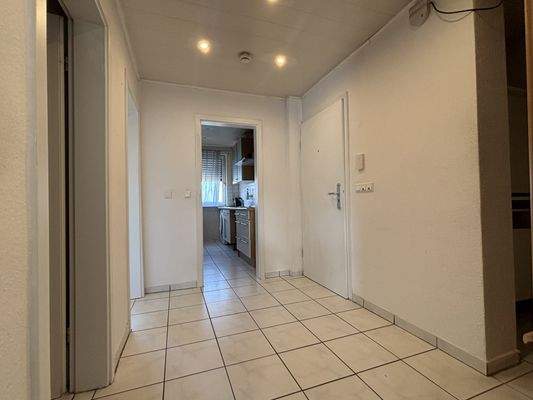 Eingang und Flur mit Blick in die Küche