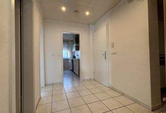 Eingang und Flur mit Blick in die Küche