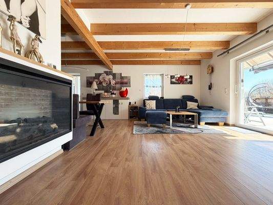 EG Wohnbereich: Kamin schafft gemütliche Atmosphäre für entspannte Abende im WohnzimmerI