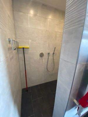 2. Bad im 1. OG mit geräumiger Dusche, Einbau 2020 (2).jpg