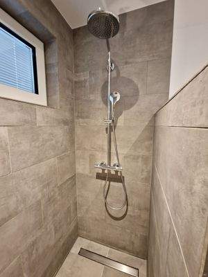 Dusche mit Regendusche 