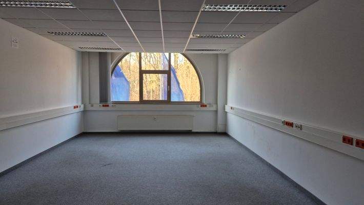 großer Bürobereich mit Rundbogenfenstern