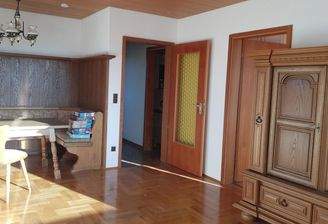 Wohnzimmer mit Essecke 