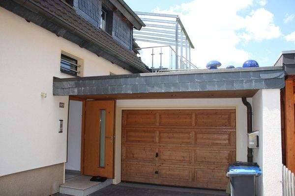 Garage mit neu gestaltetem Eingang, Holztor