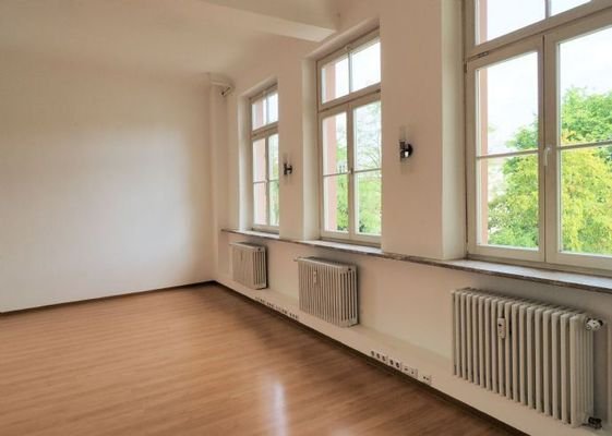Hohe Decken, große Fenster