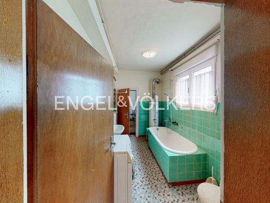 Badezimmer mit Badewanne