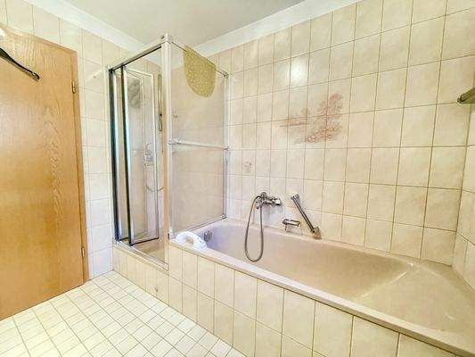 Badewanne und Dusche