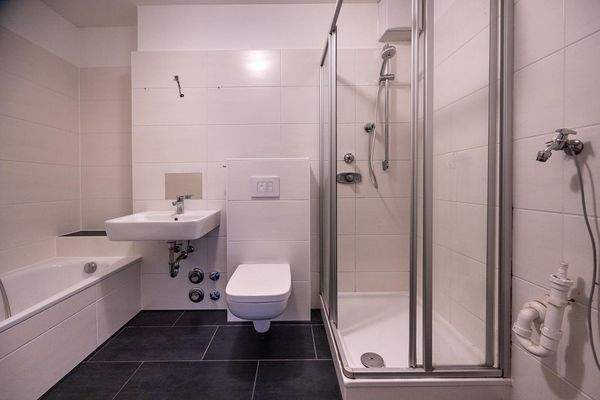 modernisiertes Bad mit Dusche und Badewanne