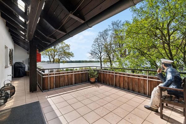 Balkon mit Elbblick im Obergeschoss